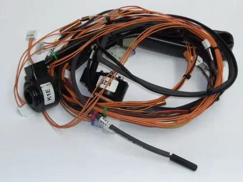 Kabelbaum mit mehreren Leitungen, Steckverbindern und Sensoren, möglicherweise für ein Daikin-Gerät, zur elektrischen Verbindung und Schnittstellenintegration.